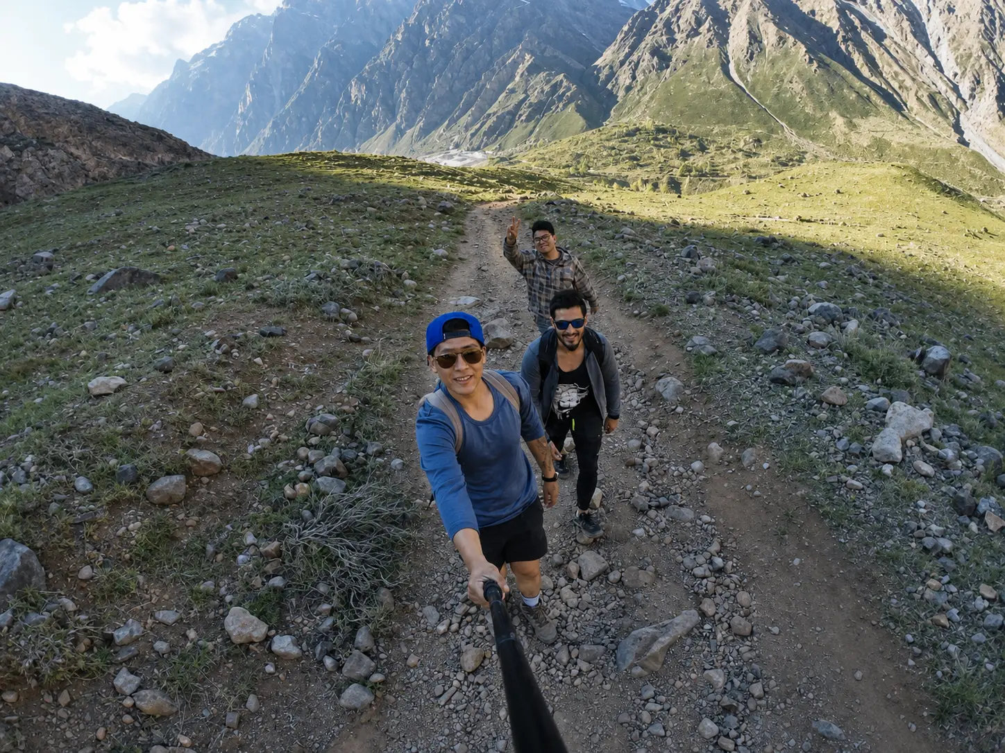 Familia KALPA durante expedición de trekking en montañas de Chile